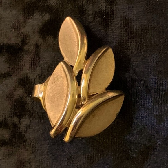 Vintage Crown Trifari Clip on Earring - Picture 1 of 2